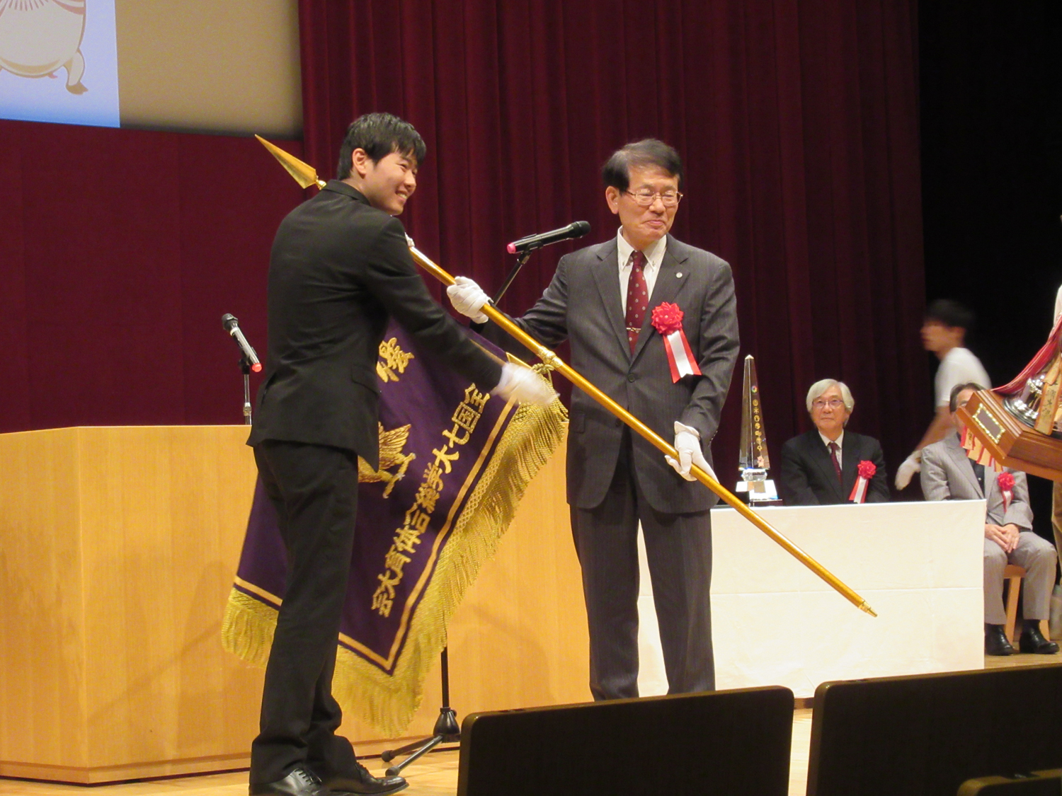 【学生支援課】No.15-5七大戦優勝旗授与.JPG